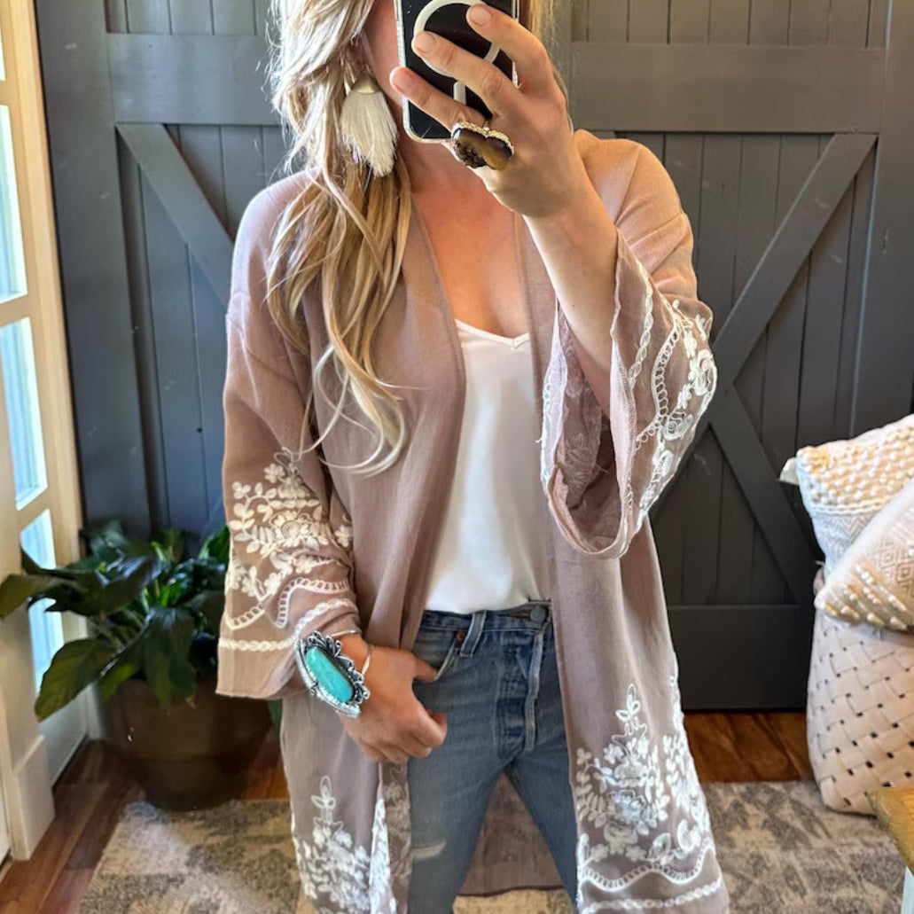 Leavenworth Embroidered Floral Kimono